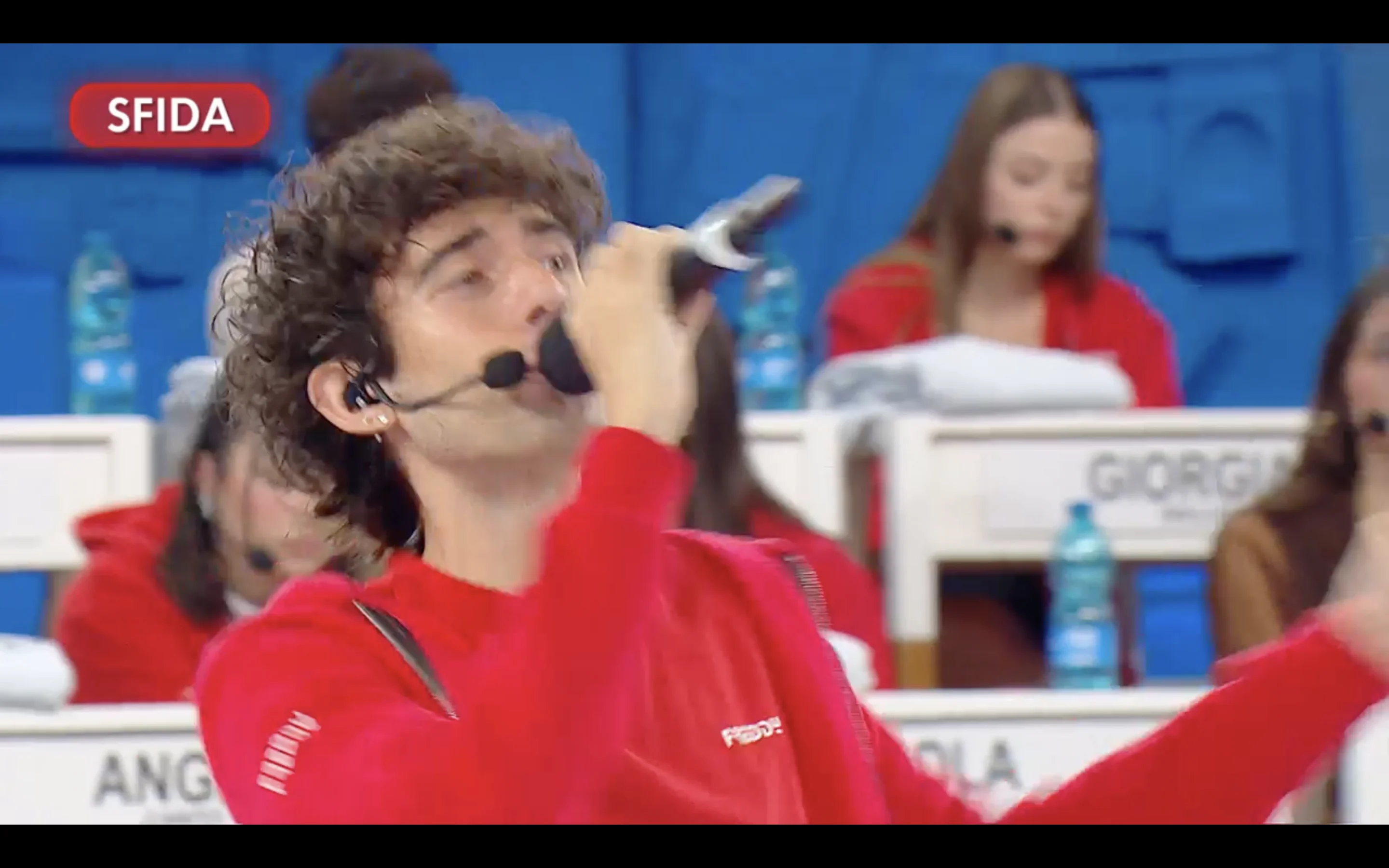 S.I.M.O. canta ad Amici 25