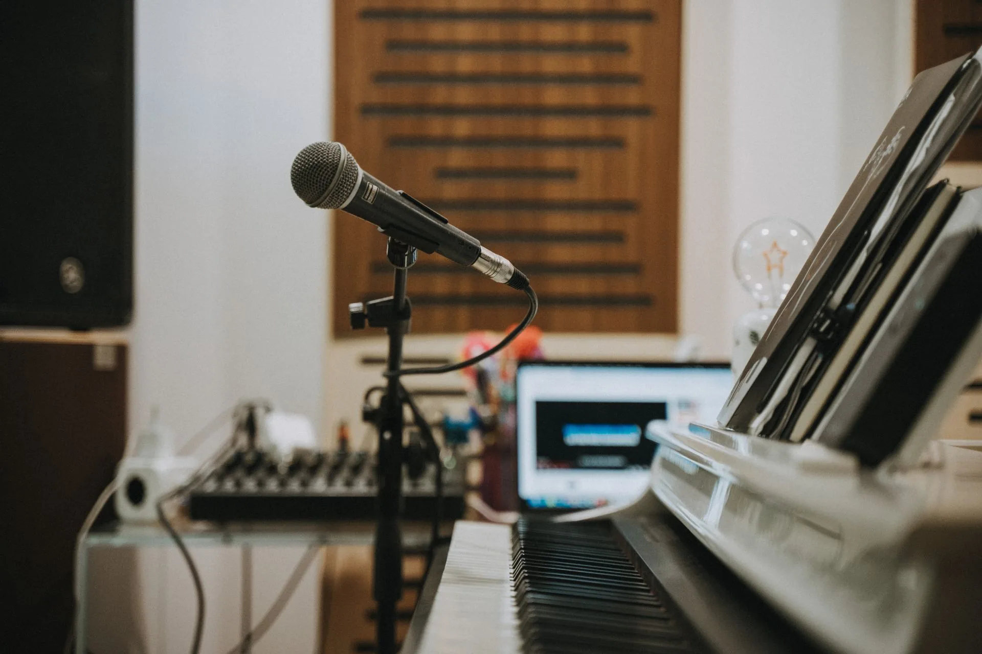 Microfono e pianoforte nello studio RC